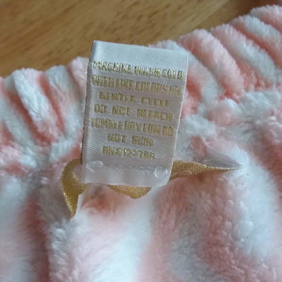 Adrienne Vittadini Shower Wrap - Picture 5 of 8